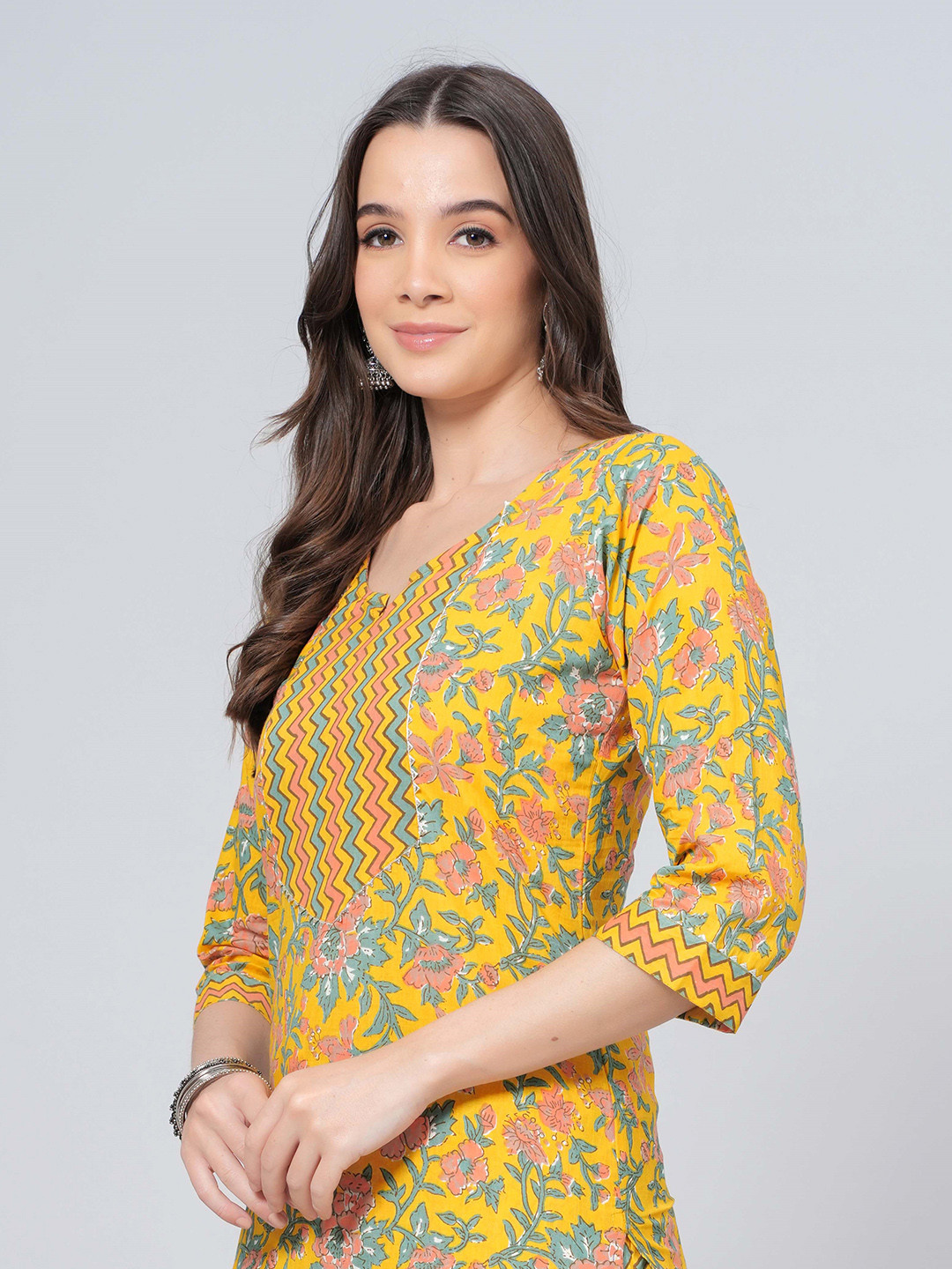 

JAHIDA COMFORT WITH STYLE Floral Printed Regular Pure Cotton Kurta with Trousers, Yellow