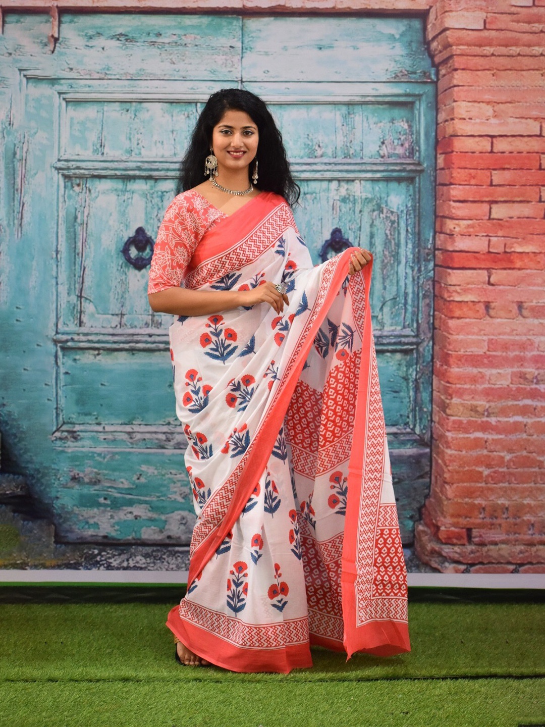 

TROPWEAR Ethnic Motifs Pure Cotton Block Print Saree, White