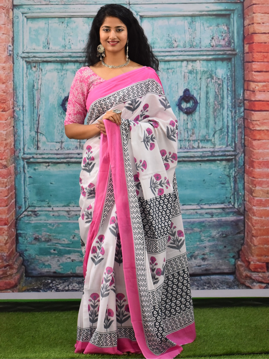 

TROPWEAR Floral Pure Cotton Block Print Saree, White
