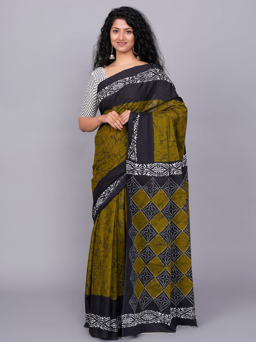 

TROPWEAR Ikat Printed Pure Cotton Saree, Green