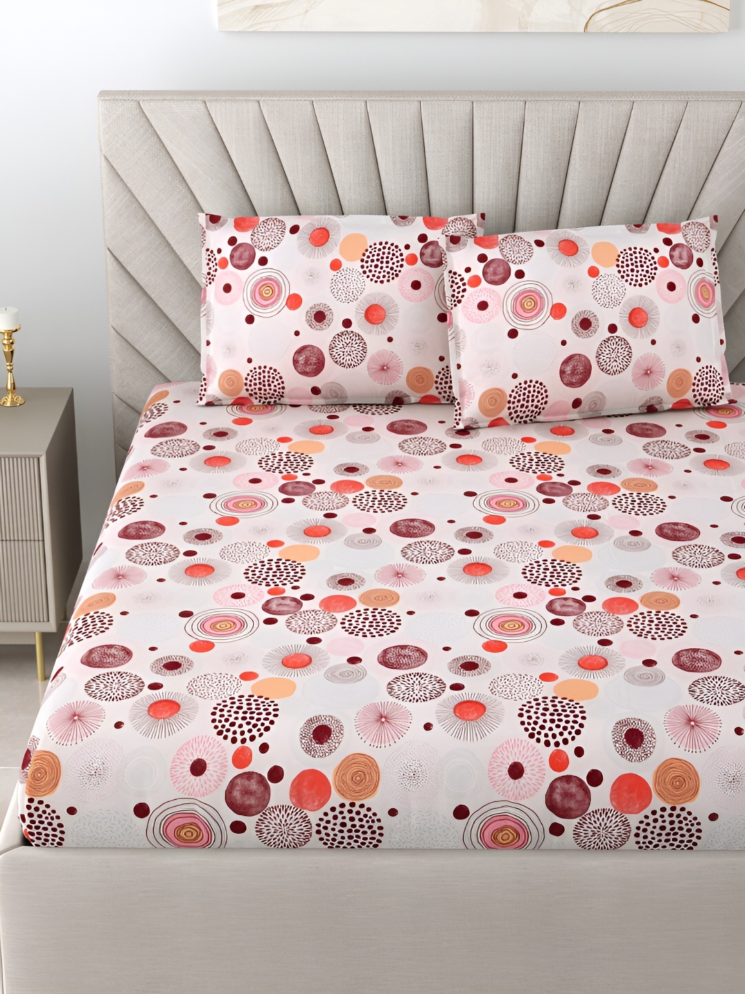 

BOMBAY DYEING Red & White Geometric Cotton 144 TC King Bedsheet with 2 Pillow Covers