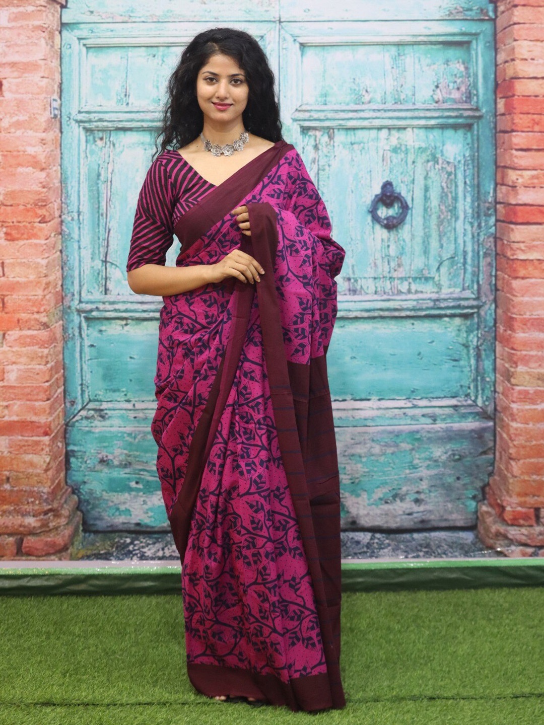 

TROPWEAR Floral Printed Block Print Saree, Pink