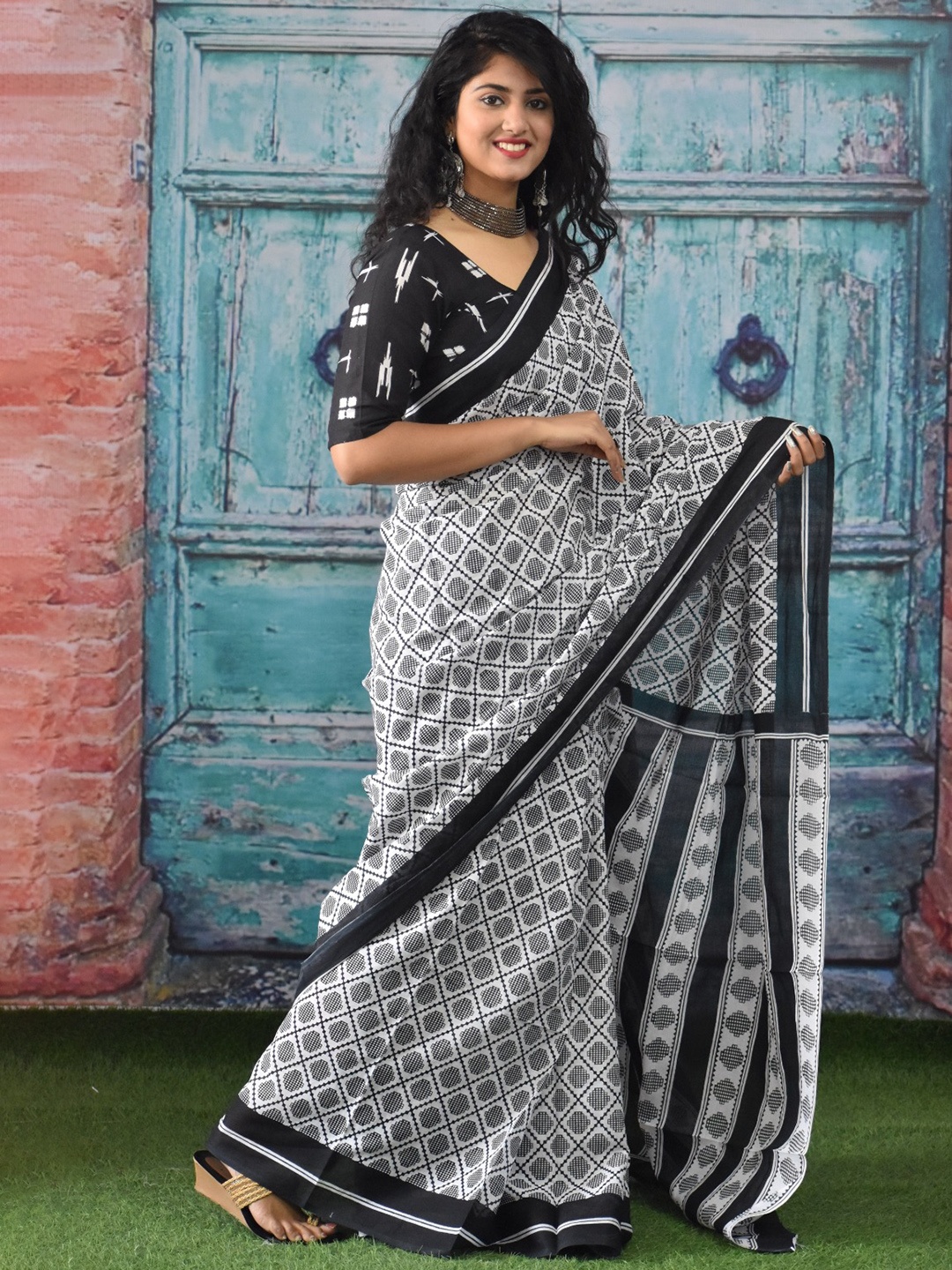 

TROPWEAR Pure Cotton Block Print Saree, Grey