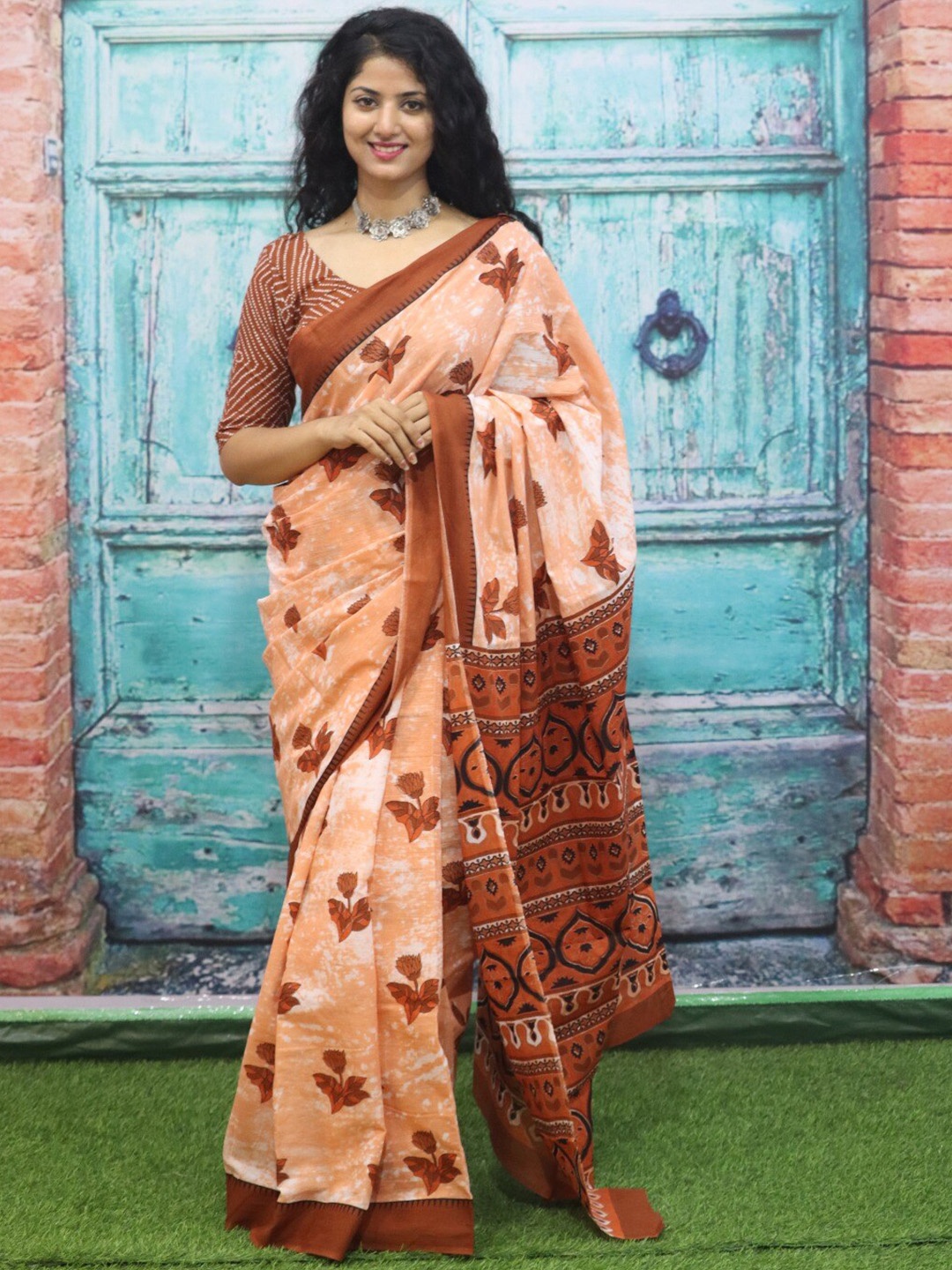 

TROPWEAR Floral Pure Cotton Block Print Saree, Peach