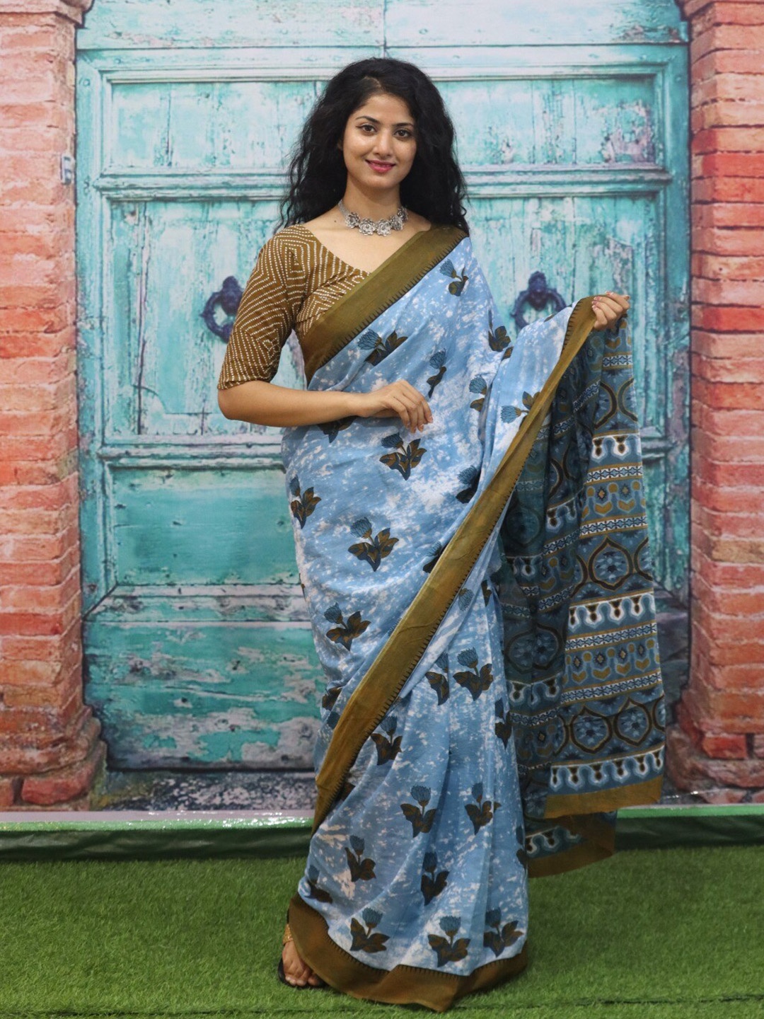 

TROPWEAR Floral Pure Cotton Block Print Saree, Blue