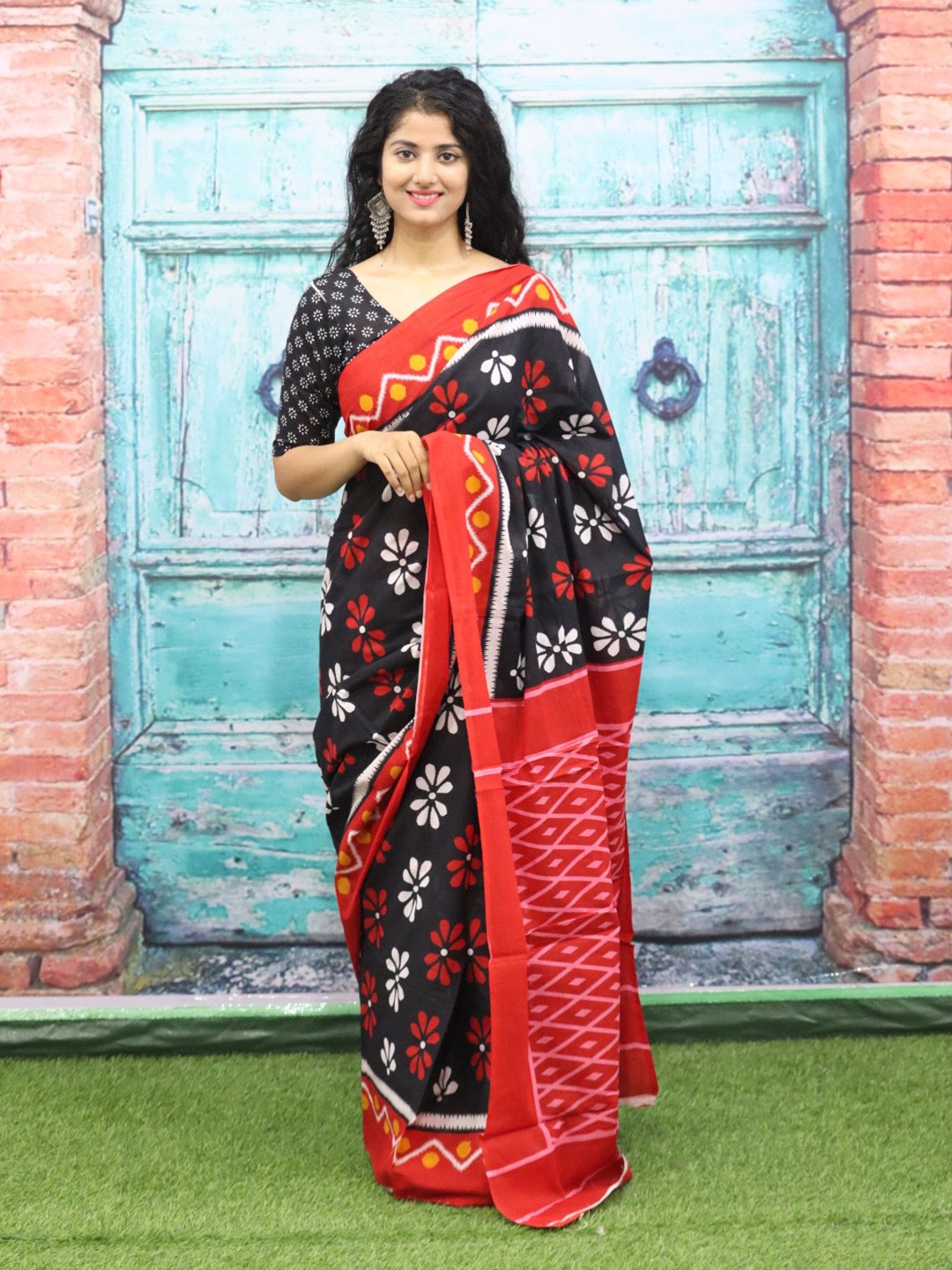 

TROPWEAR Floral Pure Cotton Block Print Saree, Black