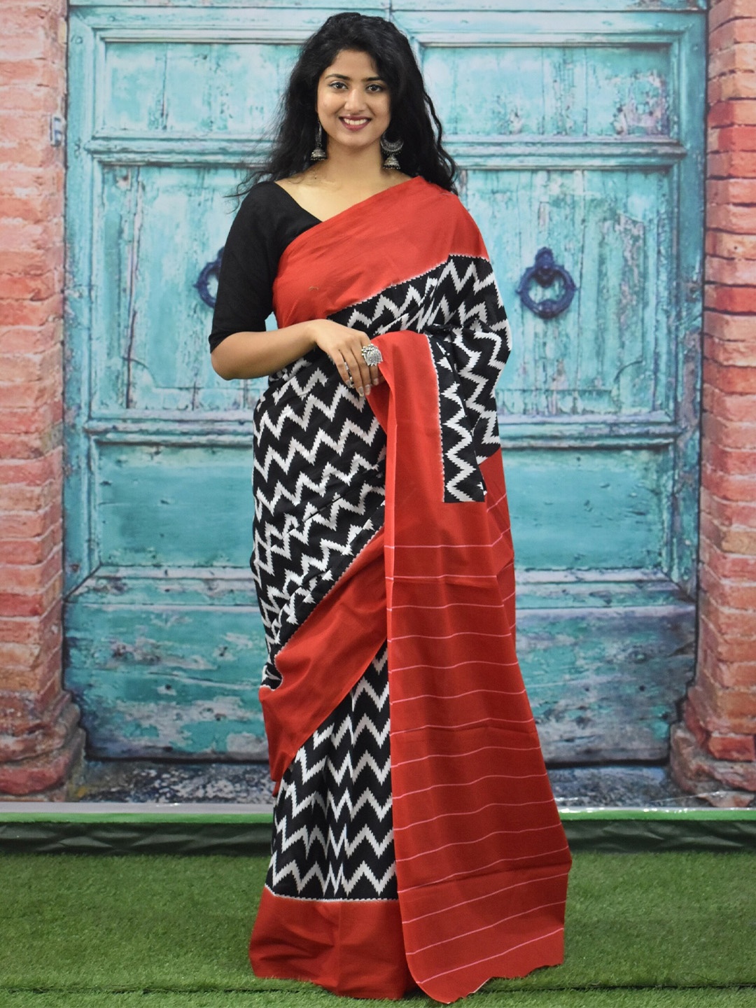 

TROPWEAR Geometric Printed Mulmul Cotton Block Print Saree, Black