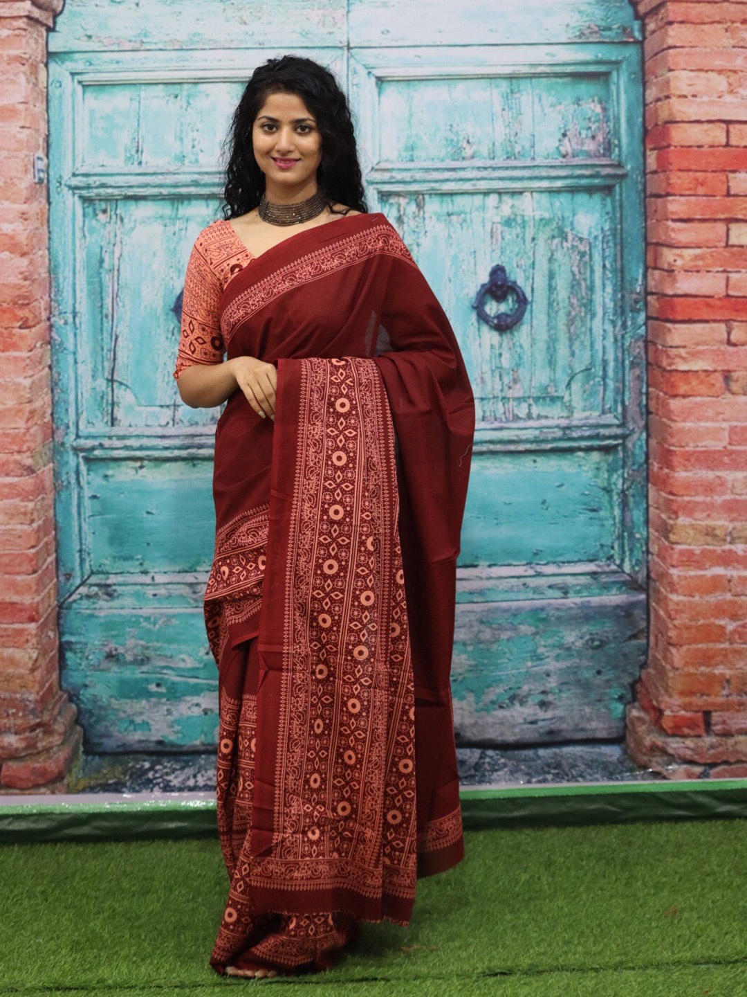 

TROPWEAR Ethnic Motifs Printed Pure Cotton Block Print Saree, Maroon