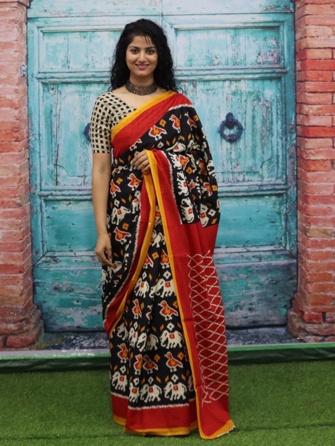 

TROPWEAR Ethnic Motifs Printed Mulmul Cotton Block Print Saree, Black