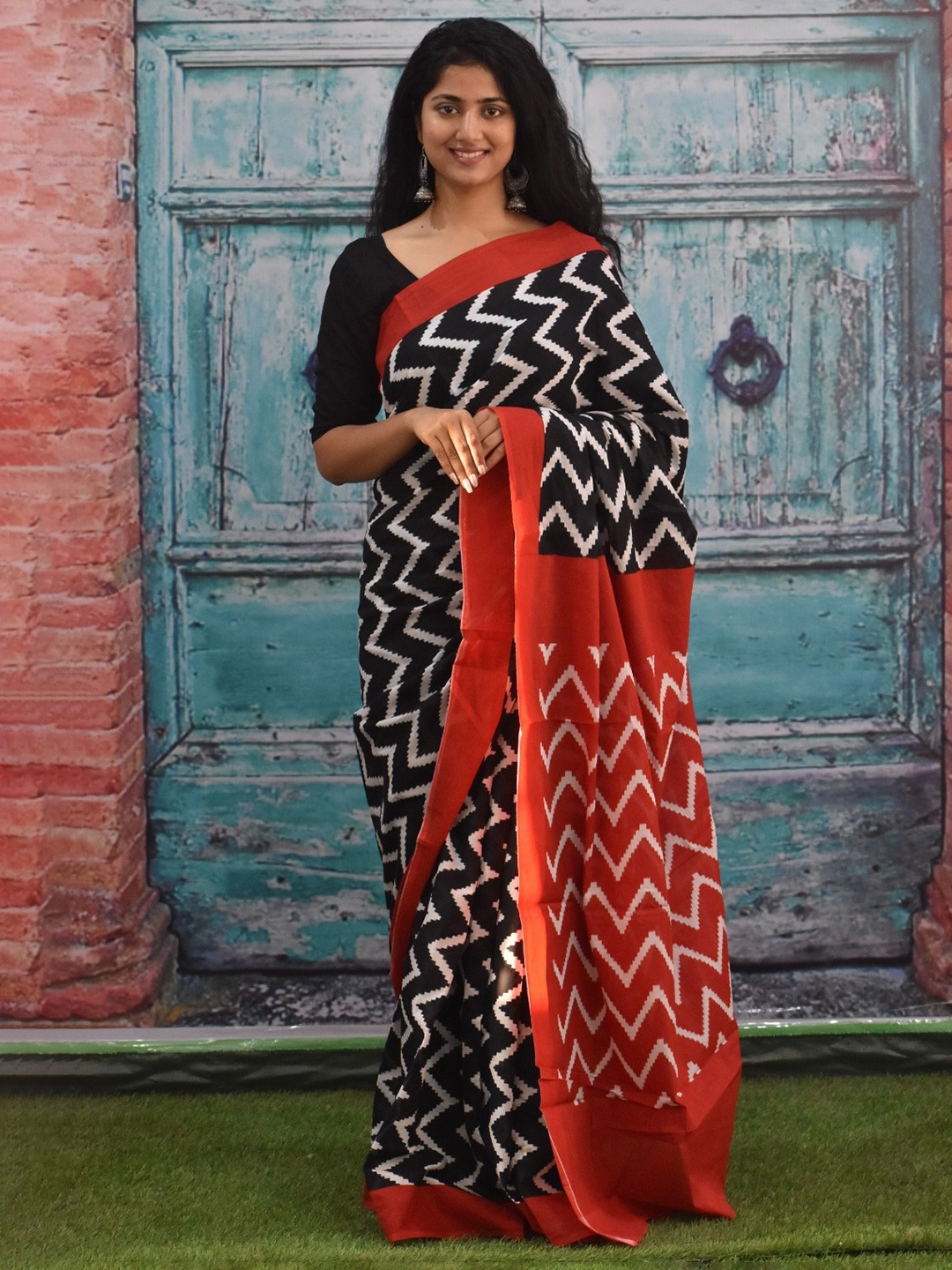 

TROPWEAR Pure Cotton Block Print Saree, Black