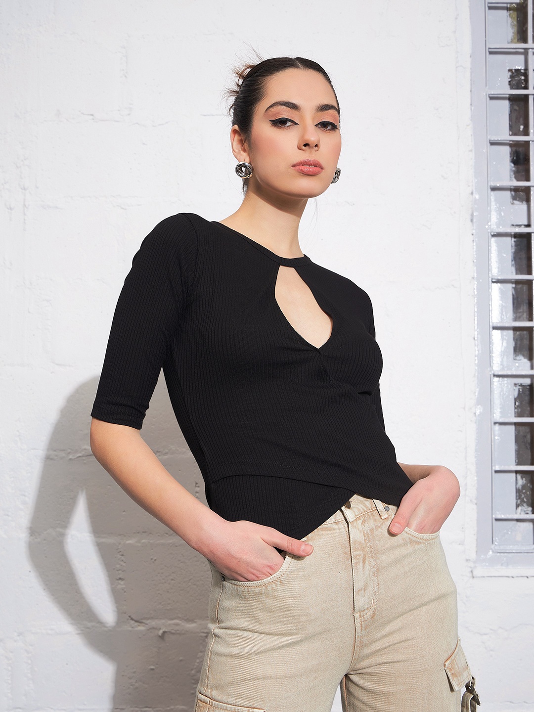 

SASSAFRAS Black Cut-Out Detailed Cotton Fitted Top