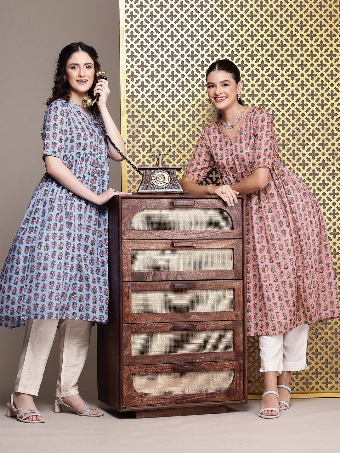 

House of Pataudi V-Neck Floral Printed Jashn Kurta, Blue