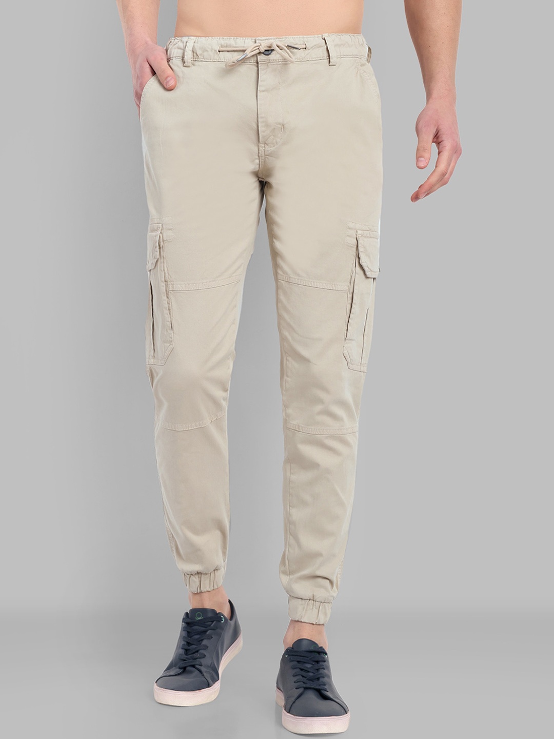 

TOMHIDDLE Men Tailored Mid-Rise Pure Cotton Cargo Joggers, Cream