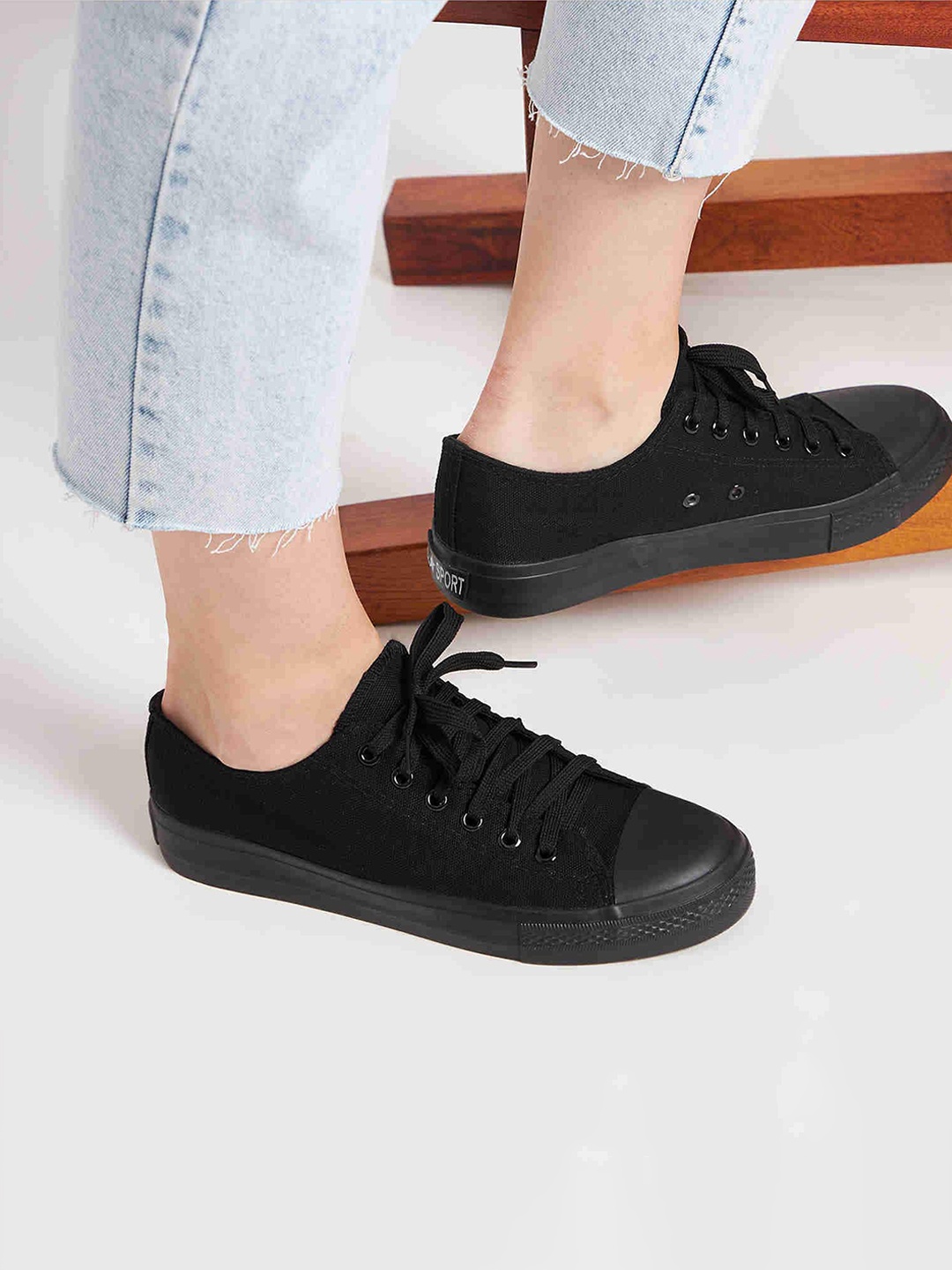 

MOZAFIA Women Round Toe Canvas Sneakers, Black