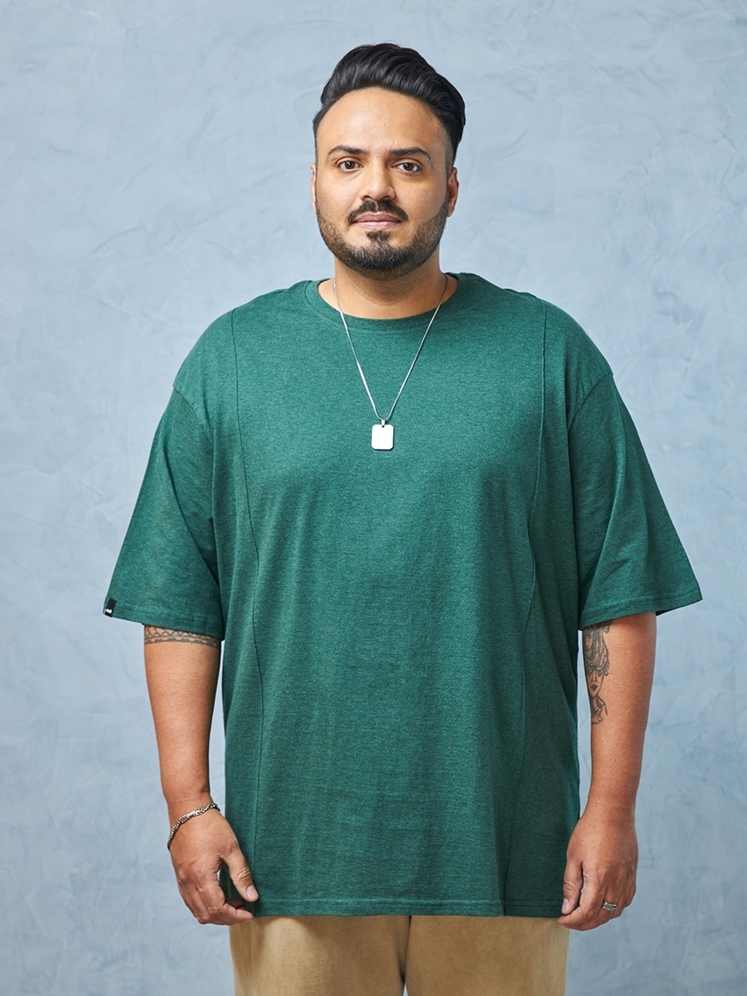 

Bewakoof AIR Plus Size Drop-Shoulder Sleeves Cotton Oversized T-shirt, Green