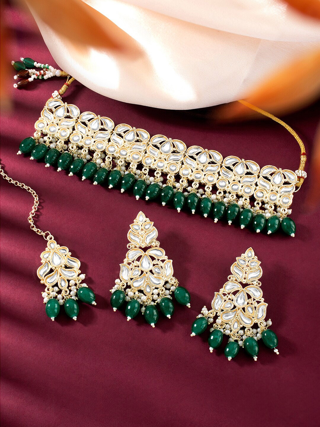 

Peora Gold Plated Kundan & Beaded Jewellary Set