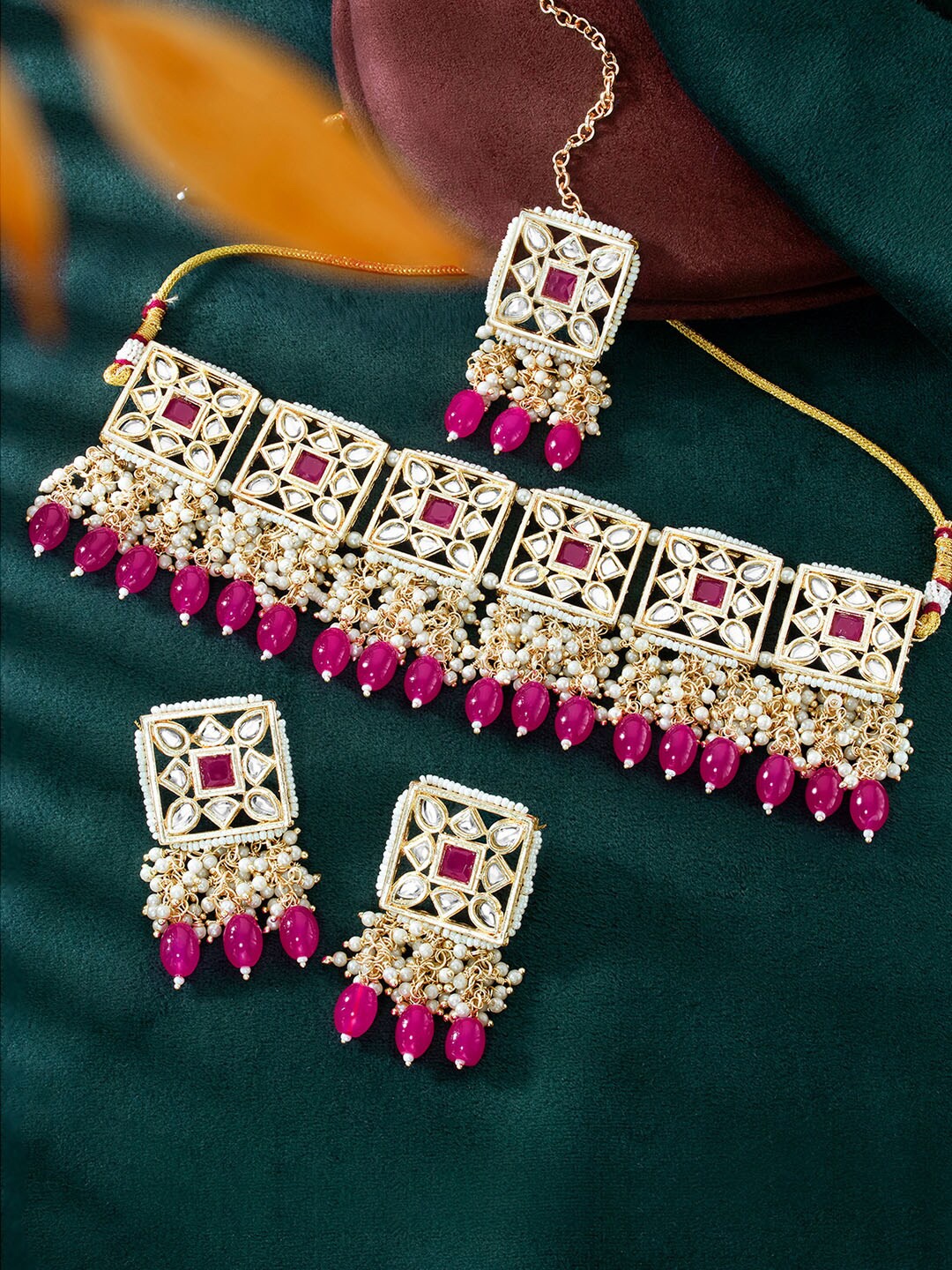 

Peora Gold-Plated Kundan-Studded & Beaded Jewellery Set