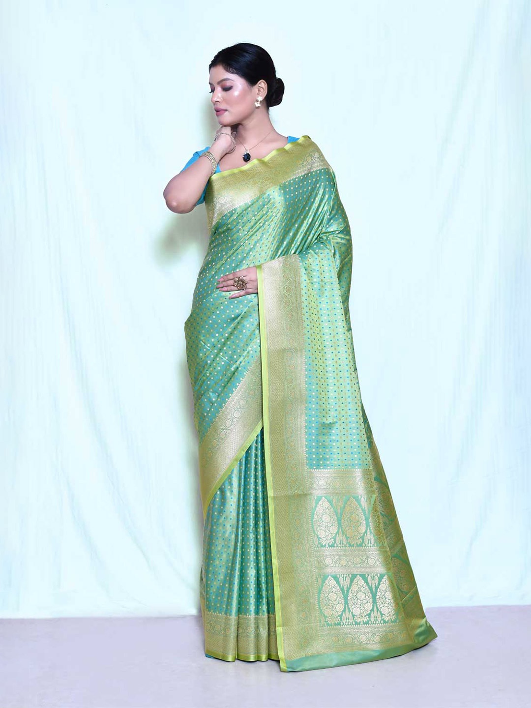 

Rasm by Muskaan Ethnic Motifs Woven Design Zari Banarasi Saree, Green
