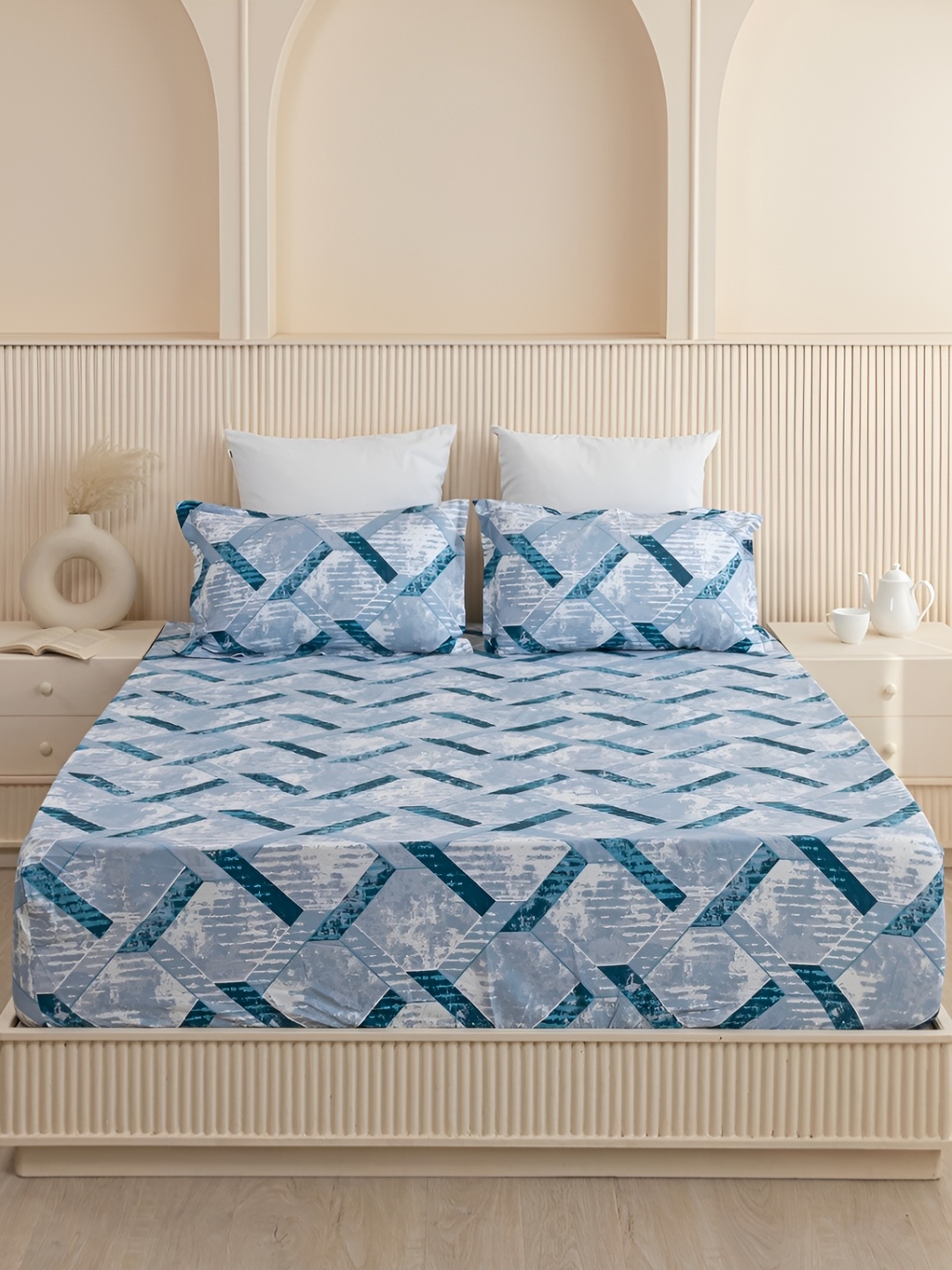 

HOMEMONDE Blue & White Printed Cotton 210 TC Fitted King Bedsheet with 2 Pillow Covers