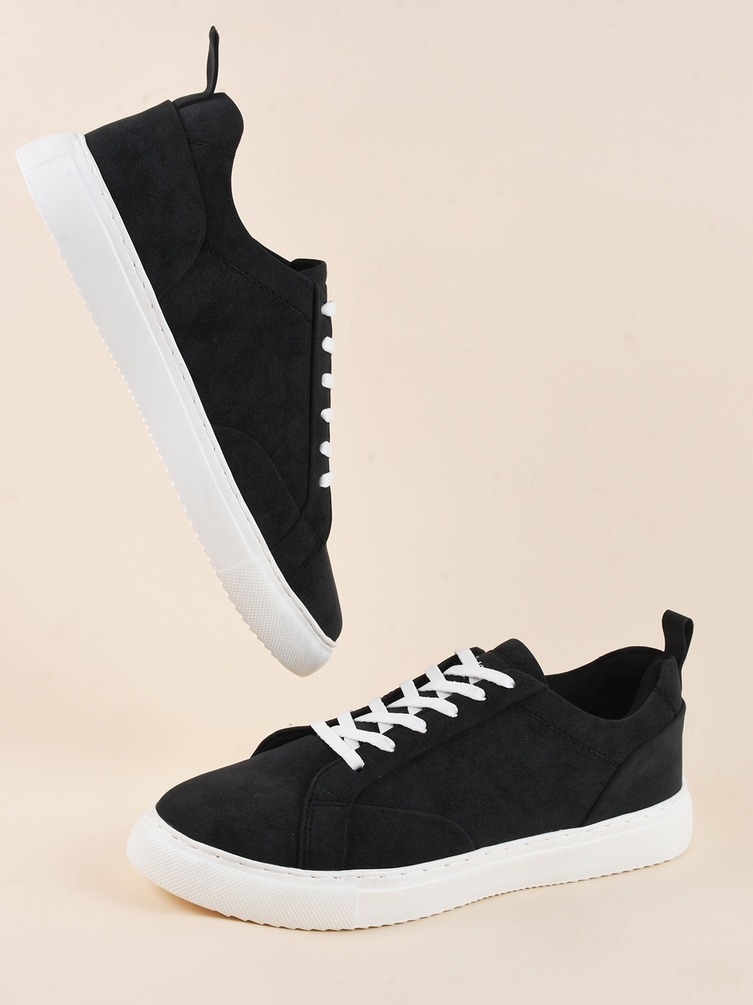

The Roadster Lifestyle Co. Men Black Lightweight Contrast Sole Lace-Ups Sneakers