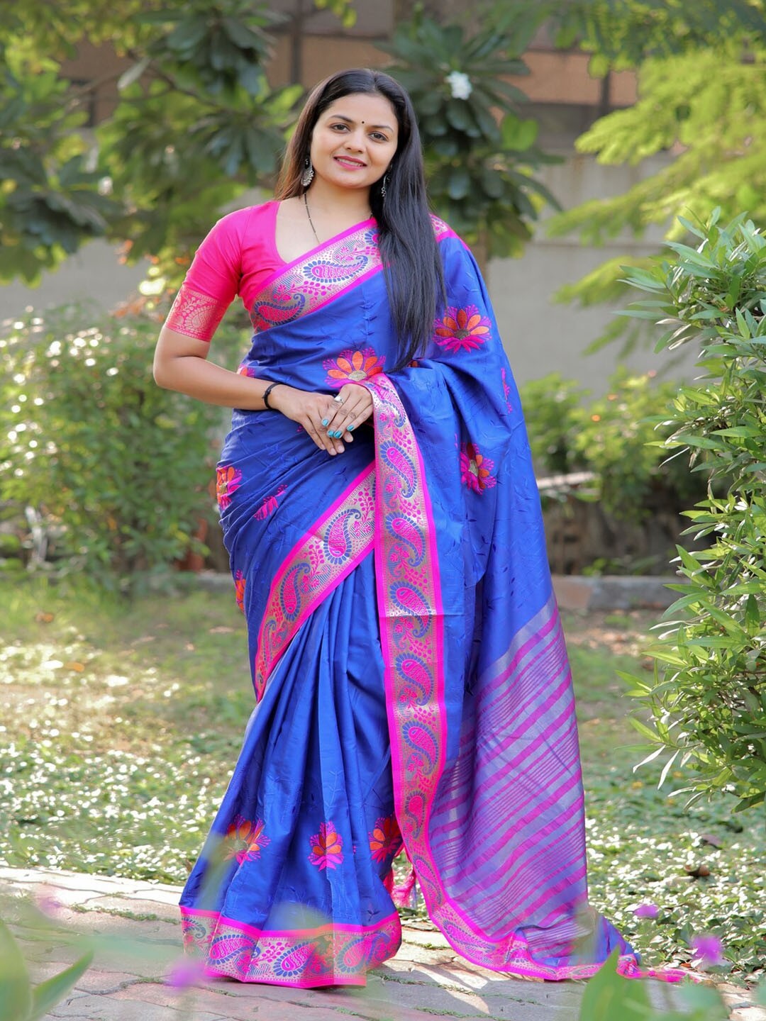 

Sadika Floral Embroidered Silk Cotton Heavy Work Banarasi Saree, Blue