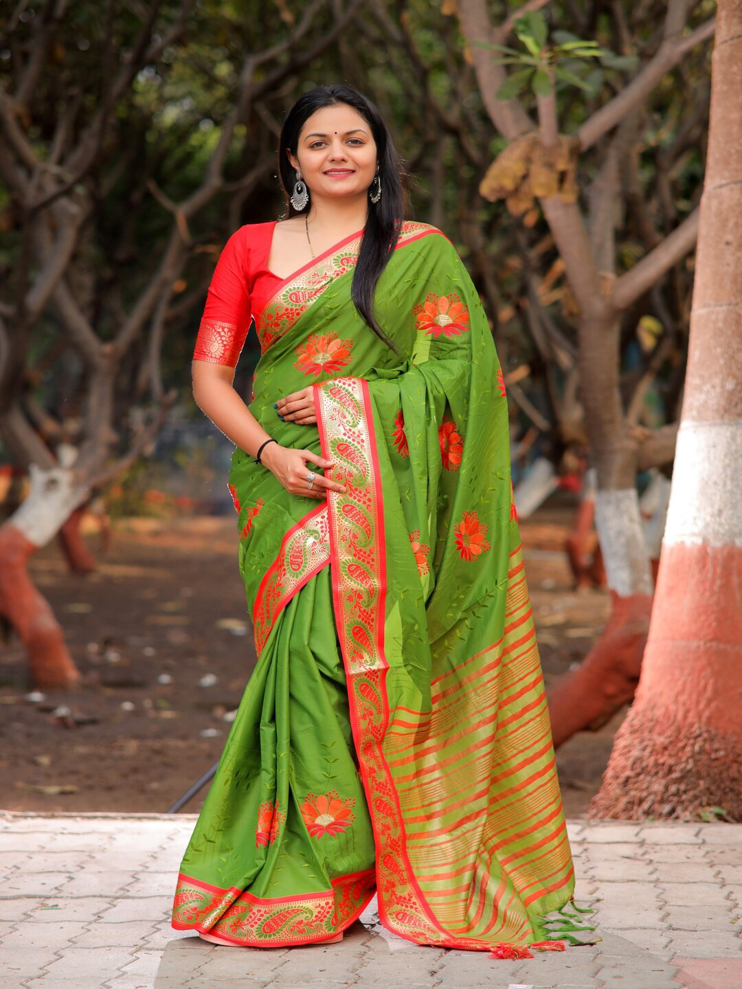 

Sadika Floral Embroidered Silk Cotton Banarasi Saree, Green