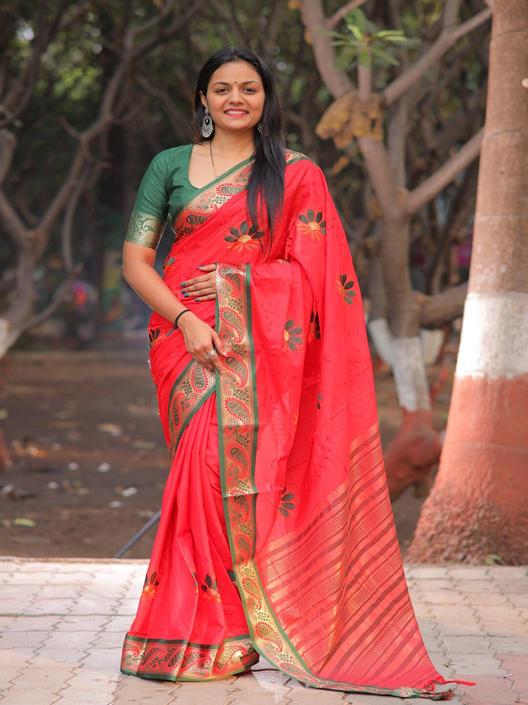 

Sadika Floral Embroidered Silk Cotton Banarasi Saree, Red