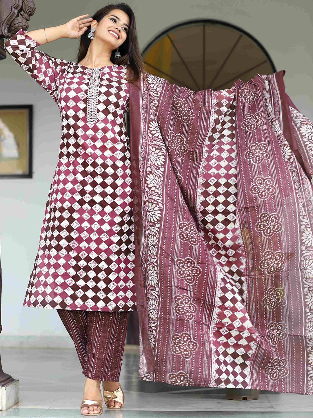 

DARVIKAA COLLECTION Geometric Printed Kurta With Trousers & Dupatta, Purple