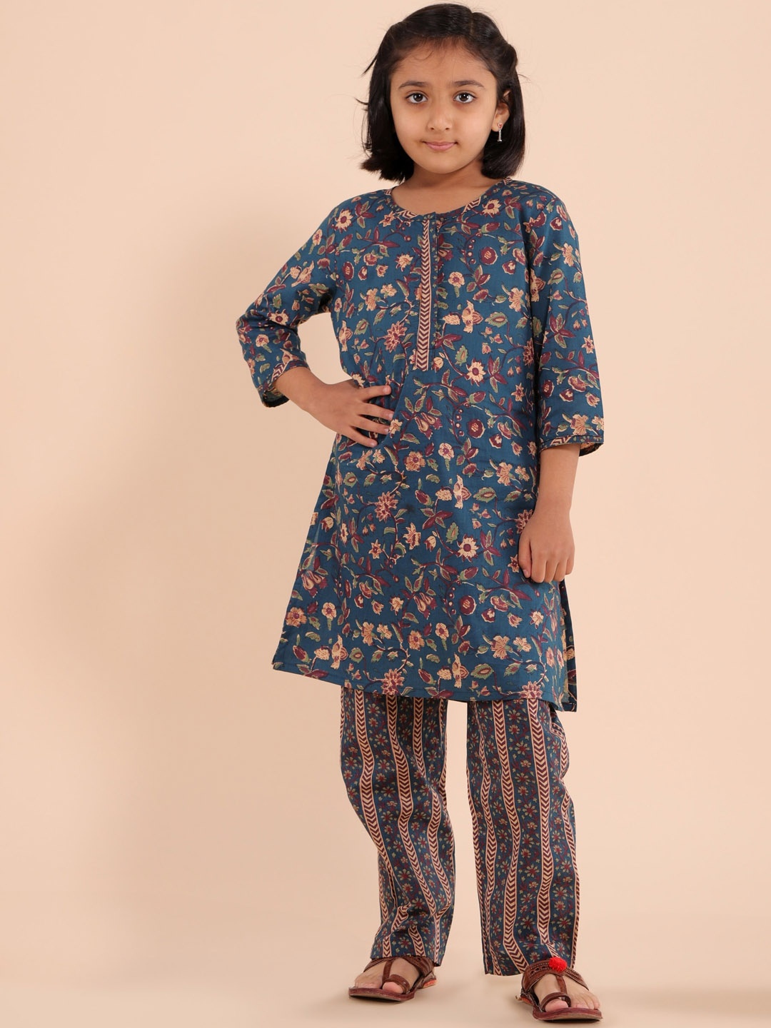 

Sangria Girls Floral Printed Pure Cotton Kurta With Trouser, Blue