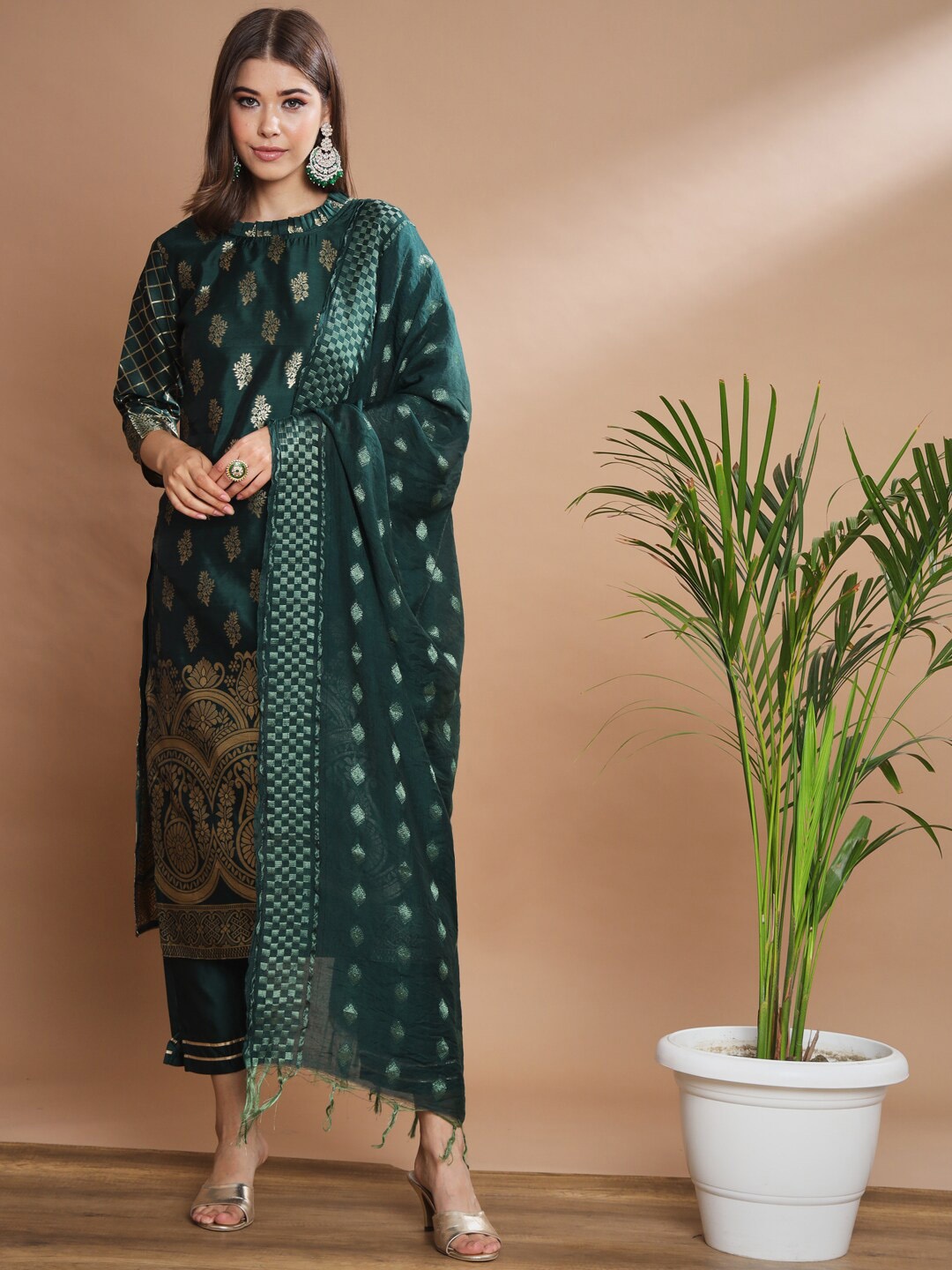 

VredeVogel Floral Printed Regular Thread Work Kurta with Trousers & Dupatta, Green