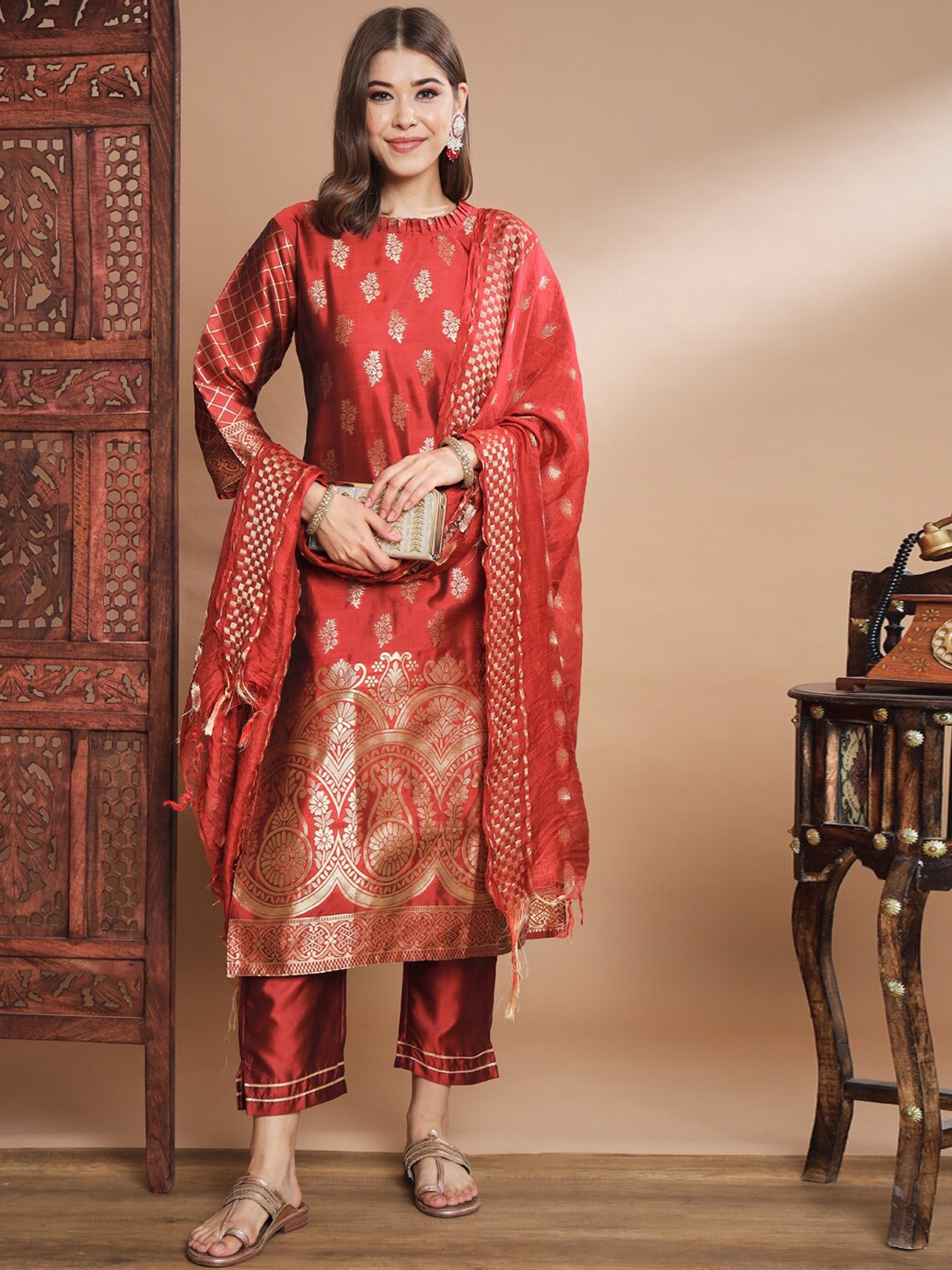 

VredeVogel Floral Woven Design Regular Kurta with Trousers & Dupatta, Maroon