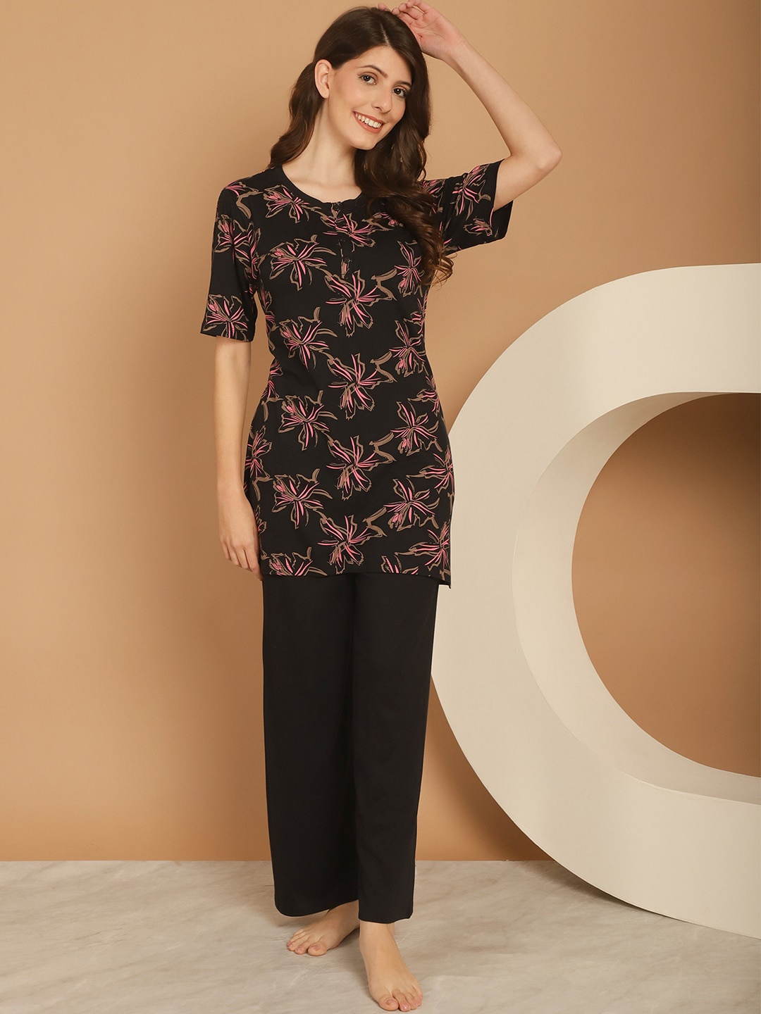 

Kanvin Floral Printed Kurti With Pyjamas, Black