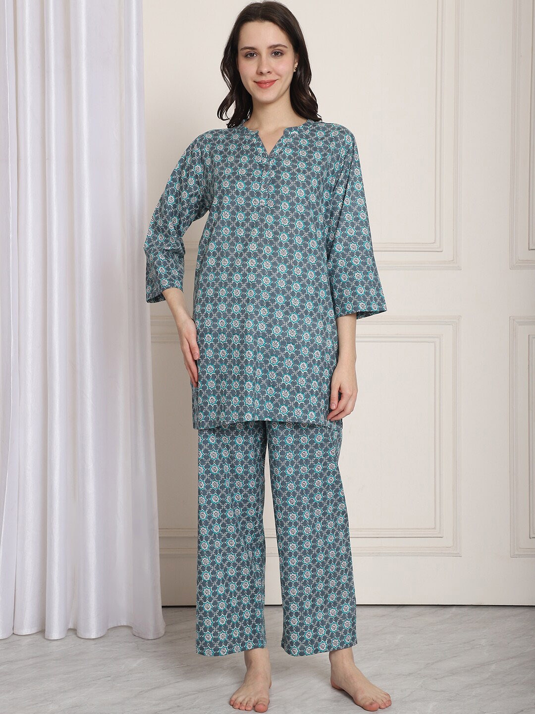 

Kanvin Floral Printed Mandarin Collar Pure Cotton Kurti With Pyjamas, Blue