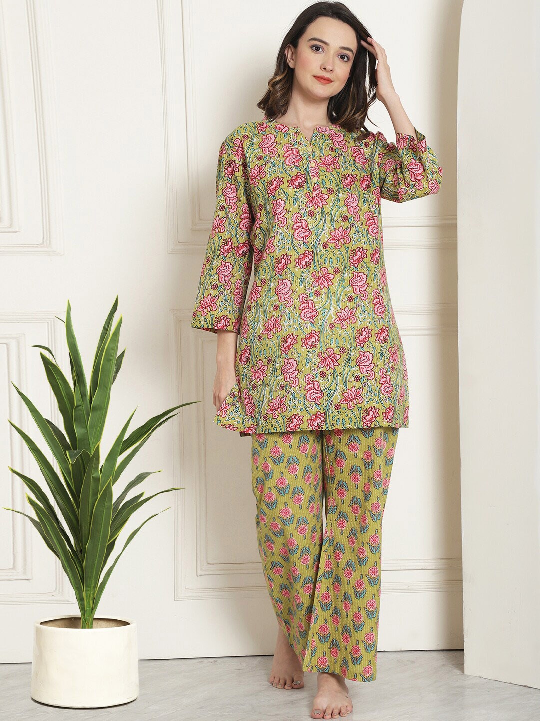 

Kanvin Yellow Floral Printed Pure Cotton Night suit