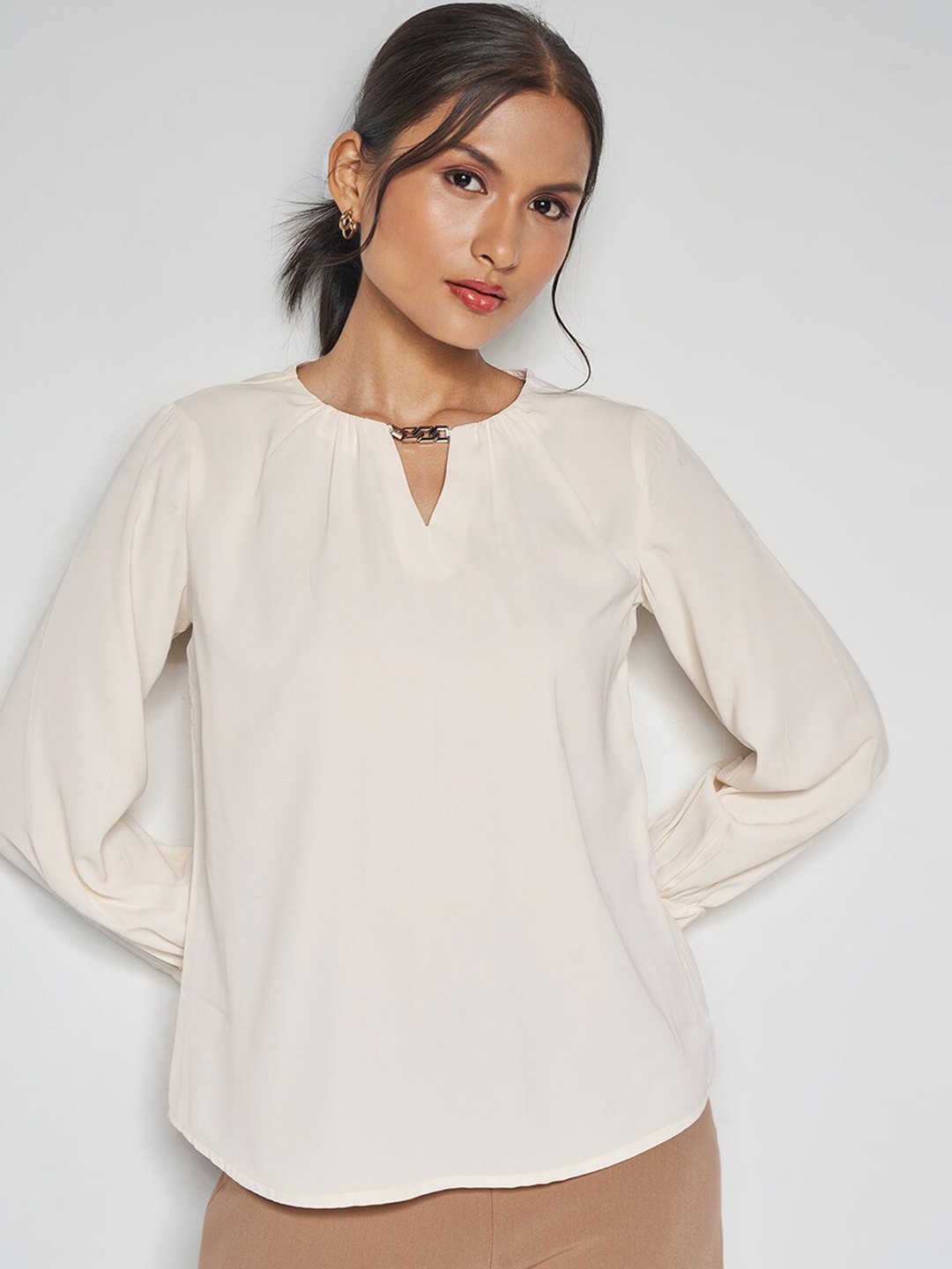 

AND Keyhole Neck Cuffed Sleeves Top, Off white