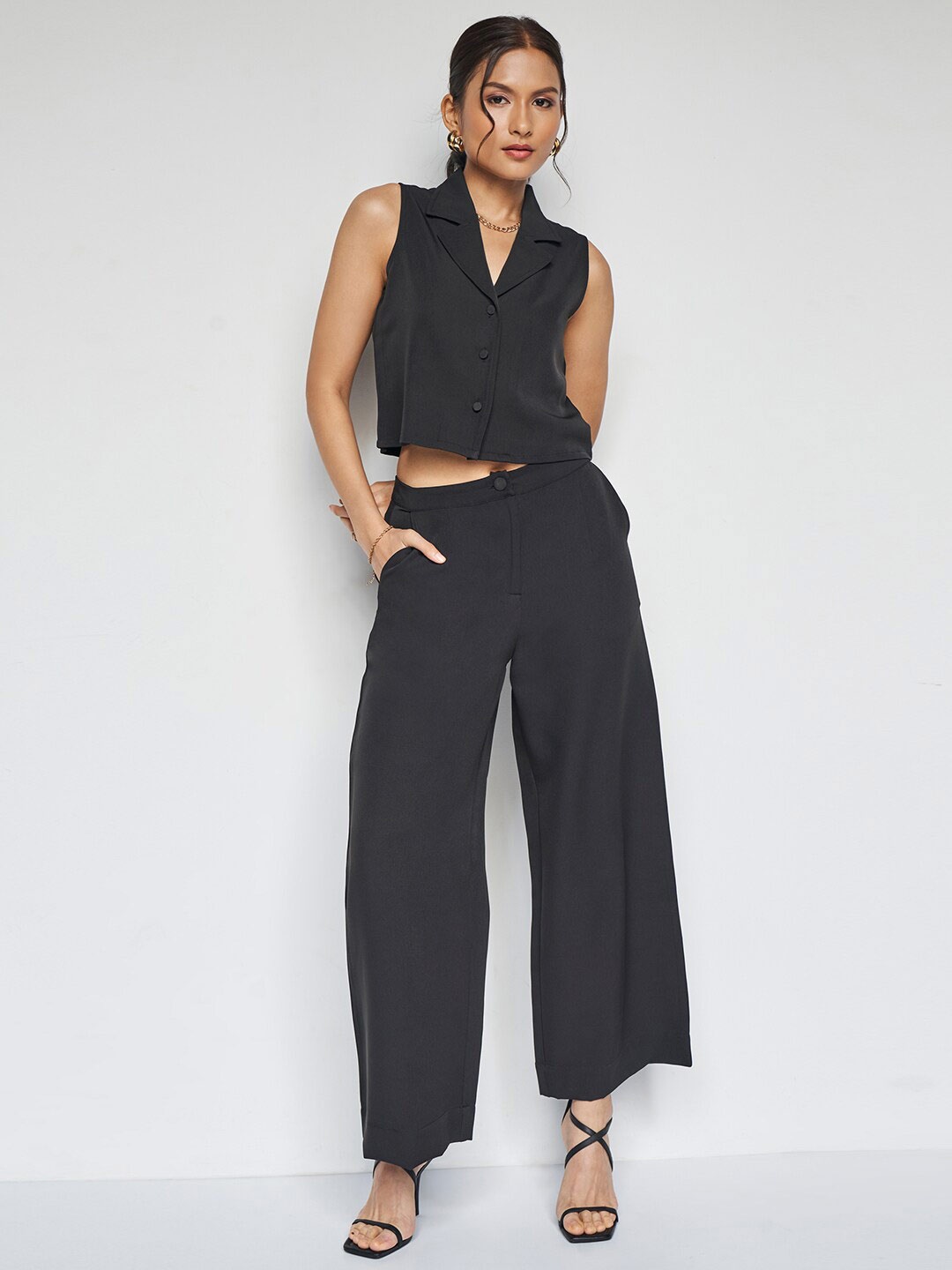 

AND Notched Lapel Collar Sleeveless Crop Shirt With Trousers, Black