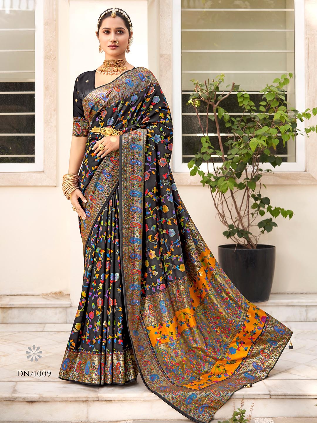 

TIRA Floral Printed Zari Saree, Black