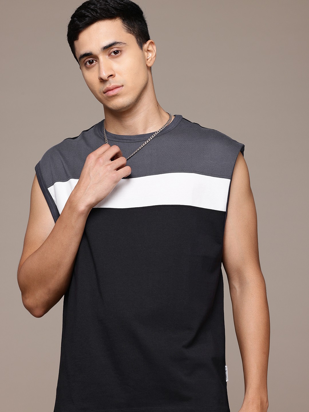 

The Roadster Lifestyle Co. Men Colourblocked Pure Cotton T-shirt, Black