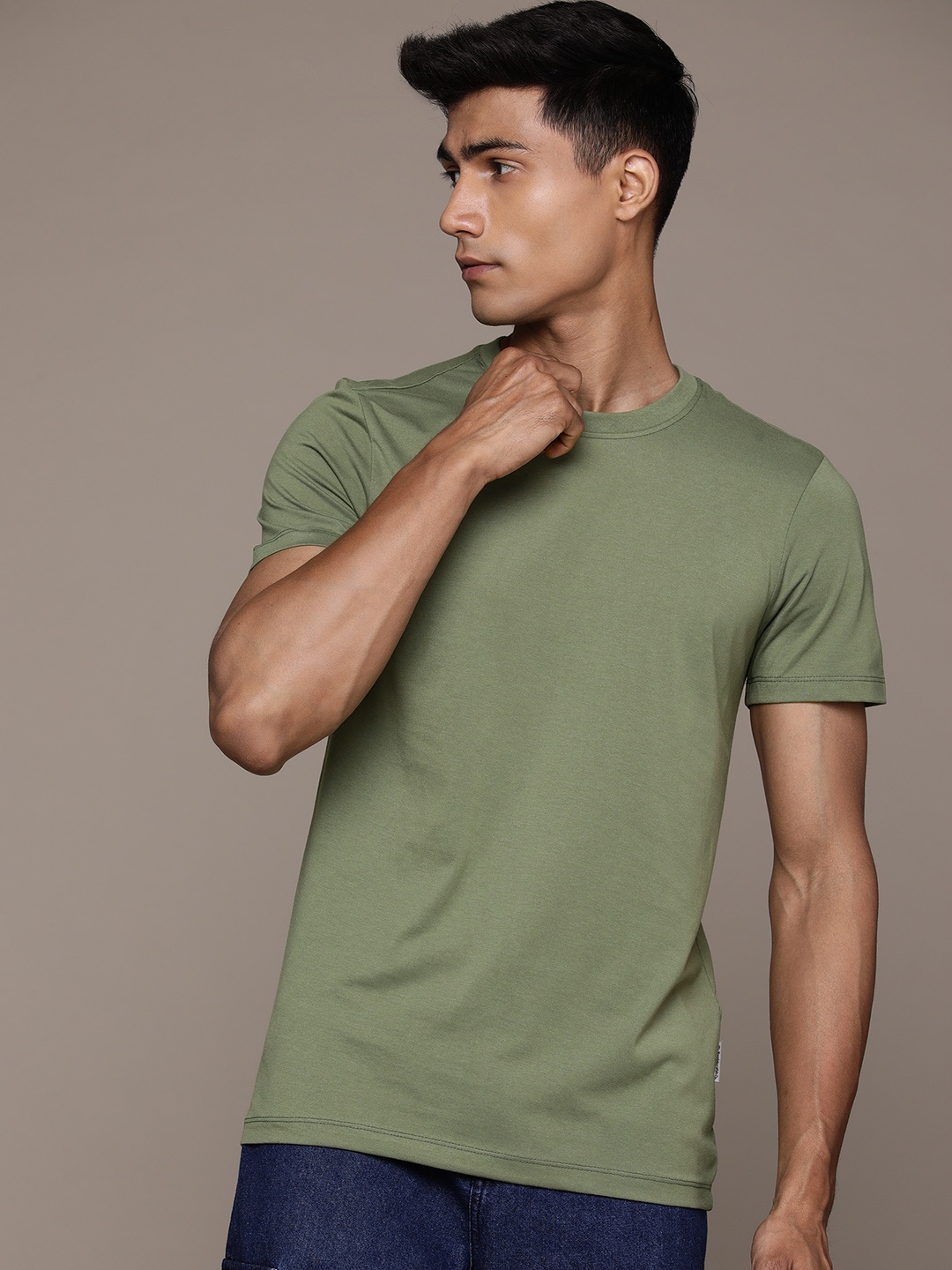 

The Roadster Lifestyle Co. Men Solid T-shirt, Olive