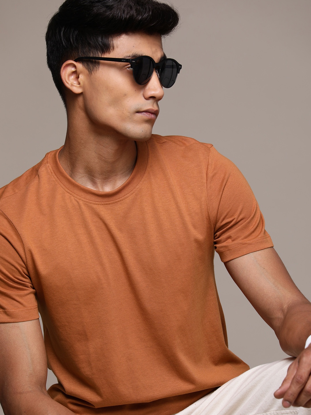 

The Roadster Lifestyle Co. Men Solid T-shirt, Rust