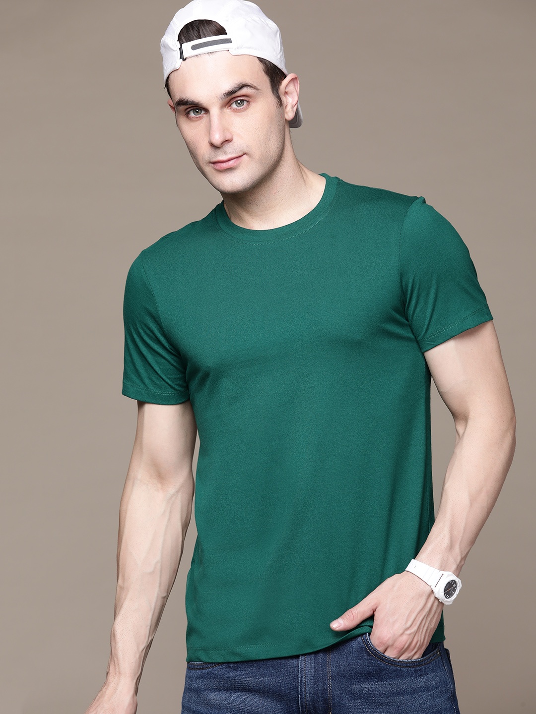 

The Roadster Lifestyle Co. Men Solid T-shirt, Green