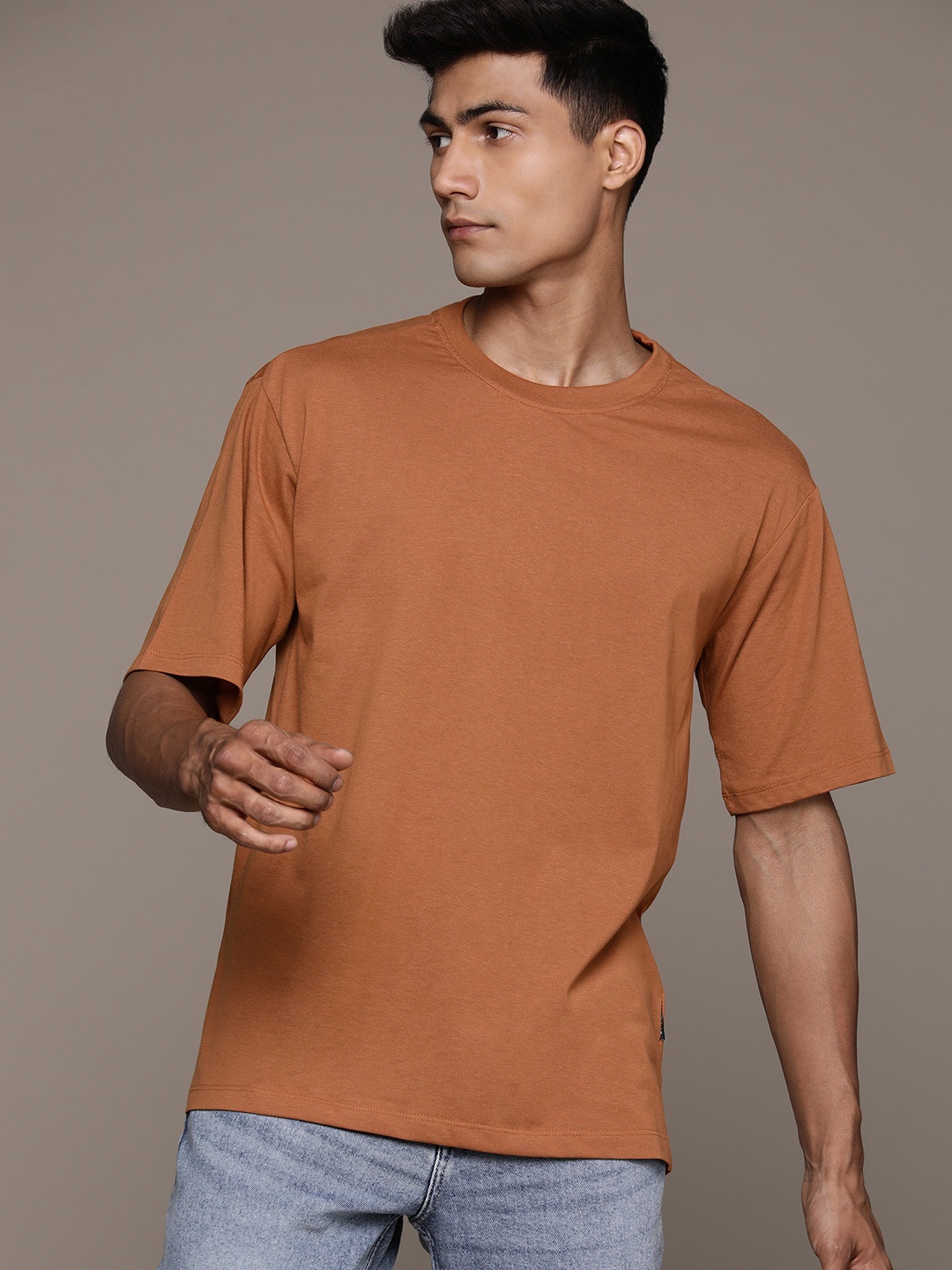 

The Roadster Lifestyle Co. Men Relaxed Fit T-shirt, Rust