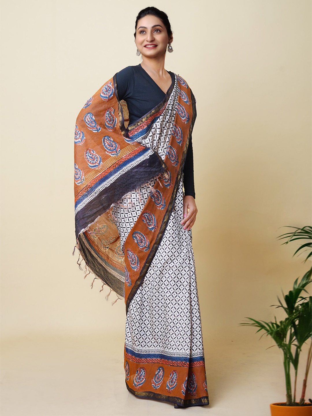 

Unnati Silks Bagru Printed Zari Silk Cotton Handloom Chanderi Saree, White