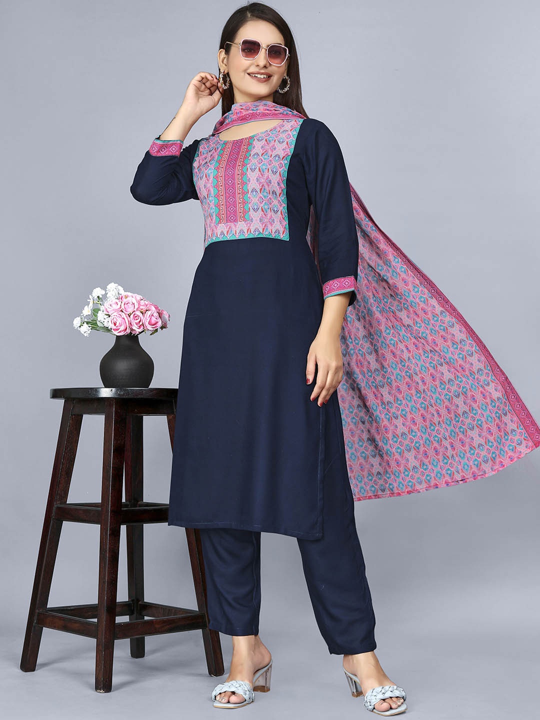 

DIVASTRI Floral Yoke Design Straight Kurta With Palazzos & Dupatta, Navy blue