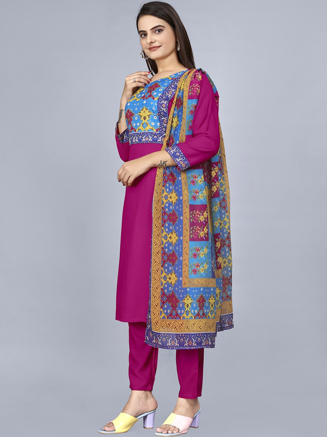 

DIVASTRI Floral Yoke Design Straight Kurta With Palazzos & Dupatta, Pink