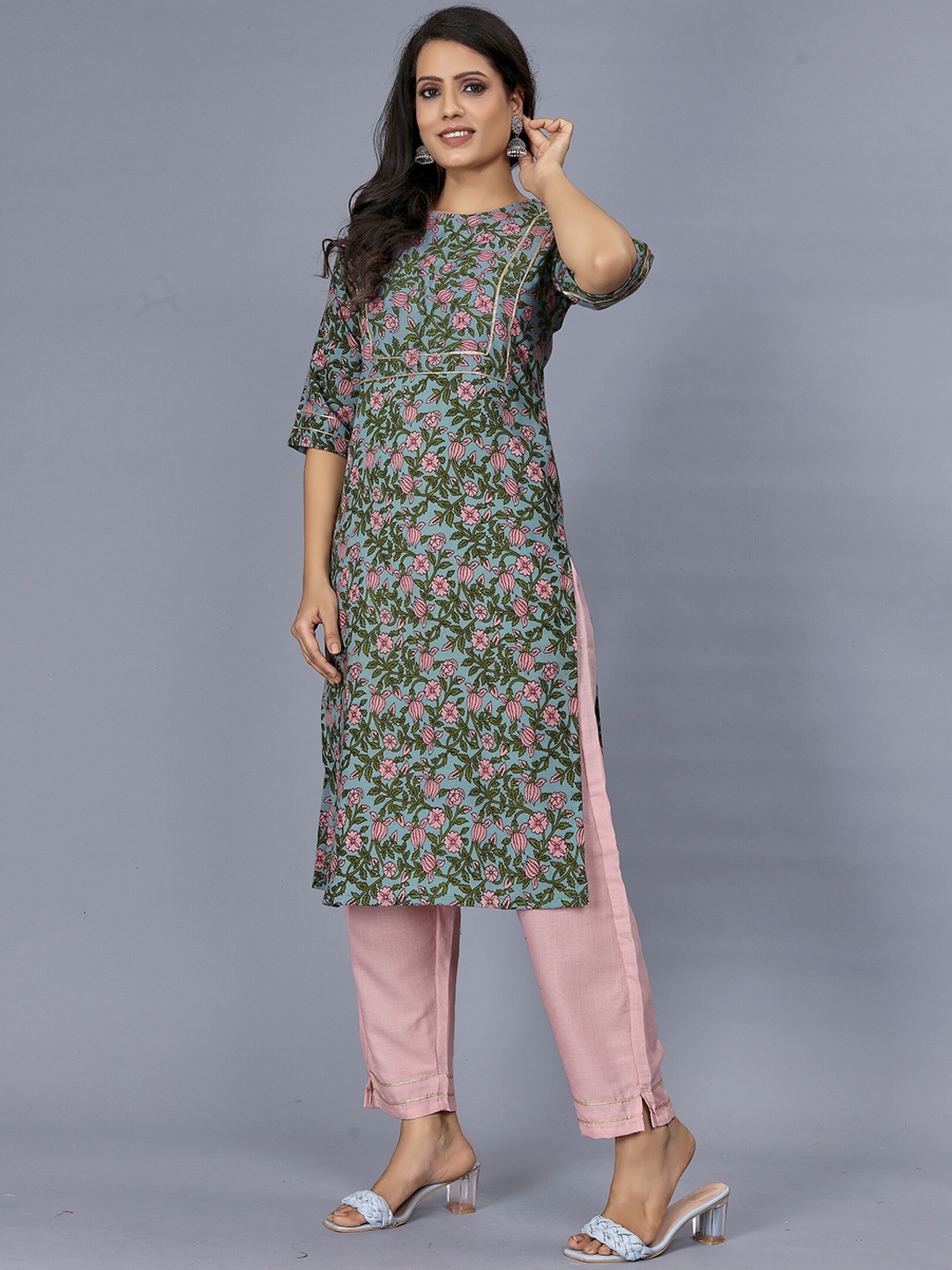 

DIVASTRI Floral Printed Boat Neck Gotta Patti Pure Cotton Kurta with Trousers, Grey