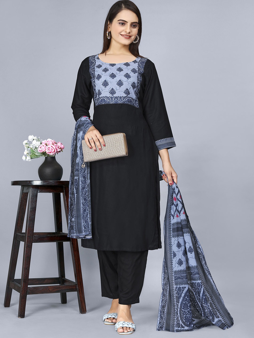 

DIVASTRI Floral Yoke Design Regular Kurta with Palazzos & Dupatta, Black
