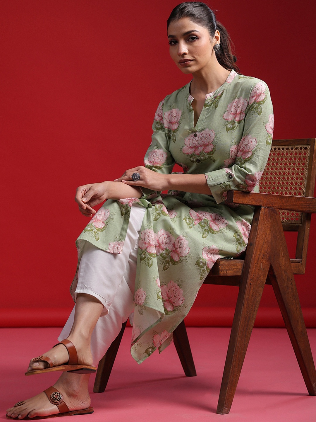 

Indo Era Floral Printed Mandarin Collar Roll-Up Sleeves Pure Cotton Straight Kurta, Green