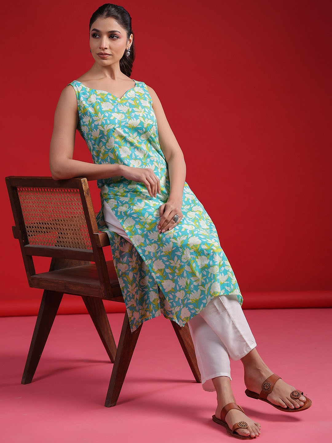 

Indo Era Floral Printed Sweetheart Neck Sleeveless Pure Cotton Straight Kurta, Blue