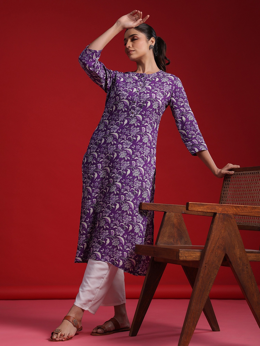 

Indo Era Floral Printed Round Neck Straight Kurta, Purple